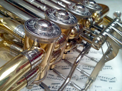 Ausschnitt eines Horns mit drei Ventilen im Vordergrund